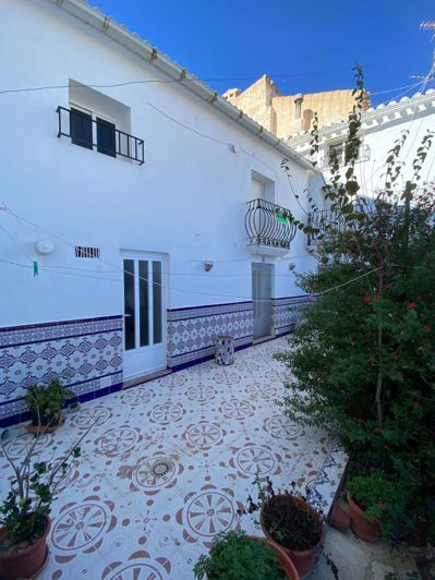 Image No.1-4 Bed Property for sale