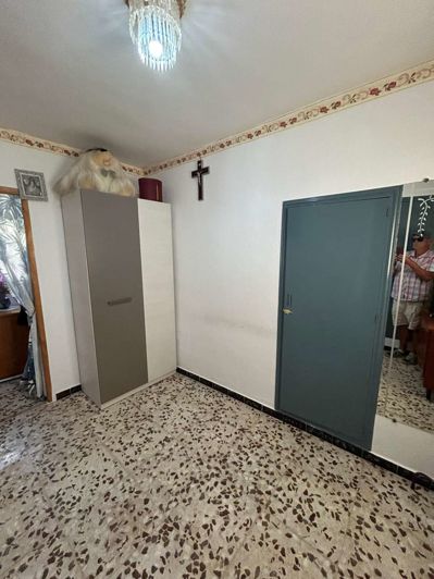 Image No.12-3 Bed Property for sale