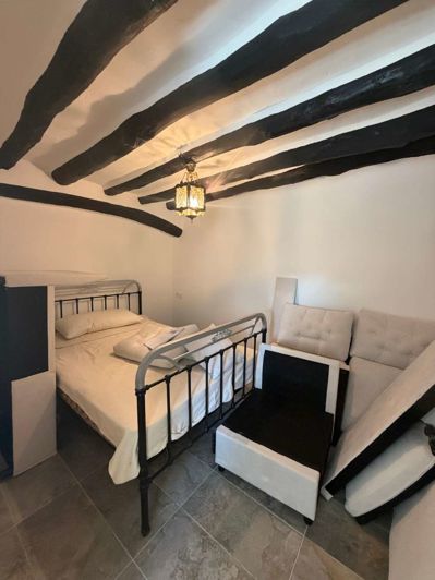 Image No.18-6 Bed Property for sale