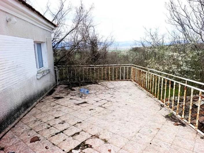 Image No.2-Maison de campagne de 3 chambres à vendre à Sliven 