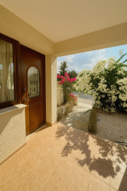 Kokkinos-Villa-2-ChatGPT-Render-entrance