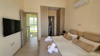 SE-MARKETING-Kokkinos-2-Master-bedroom_Edited--3-