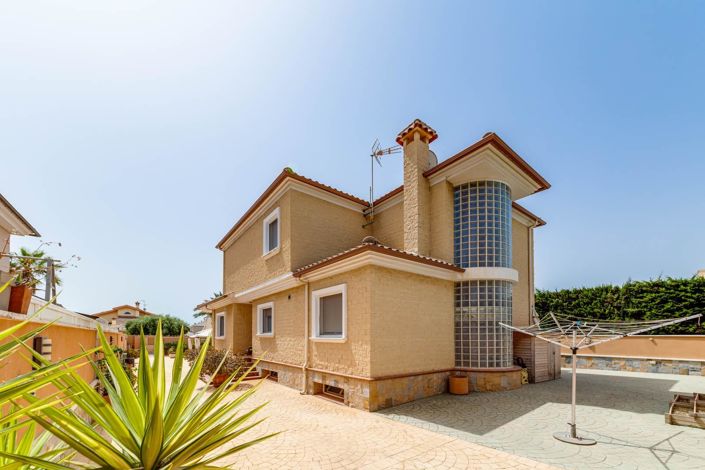 Image No.1-4 Bed Villa for sale