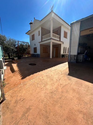 Image No.1-4 Bed Villa for sale