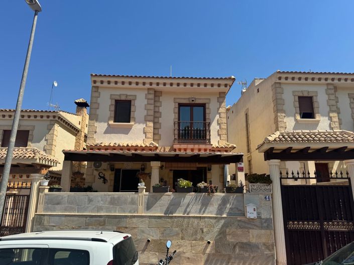 Image No.1-4 Bed Townhouse for sale