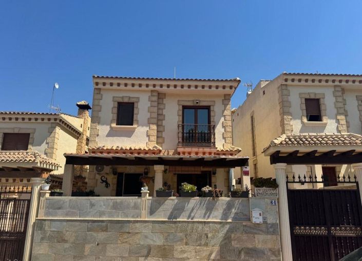 Image No.1-4 Bed Townhouse for sale