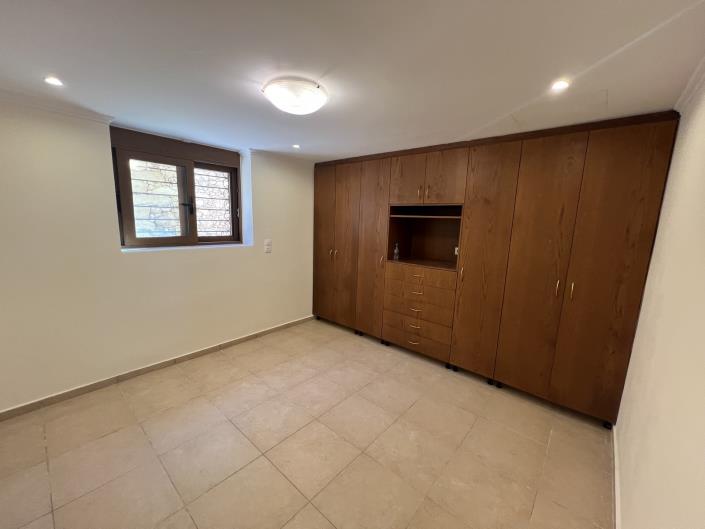 Image No.25-4 Bed House for sale