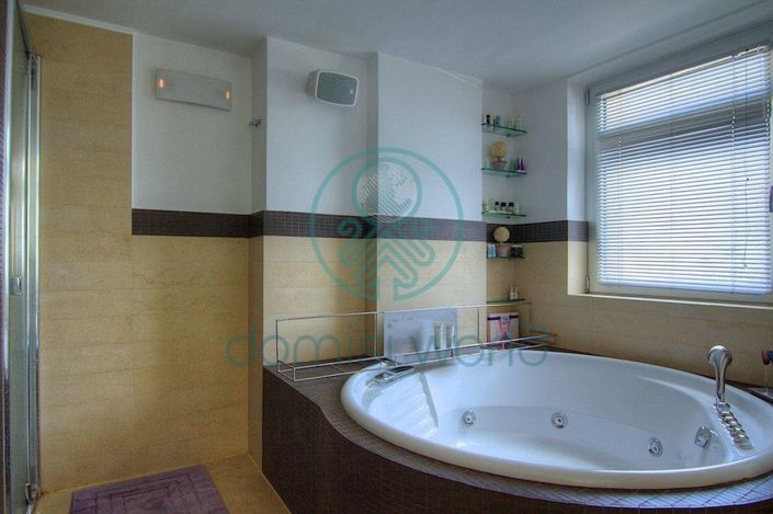 Image No.8-6 Bed Villa for sale