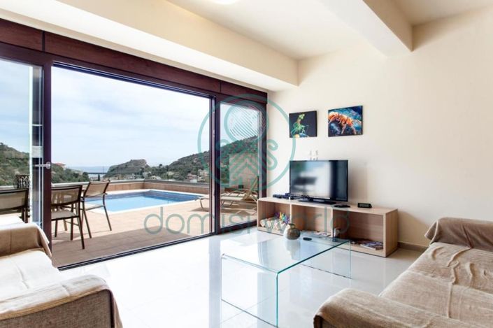 Image No.14-8 Bed Property for sale