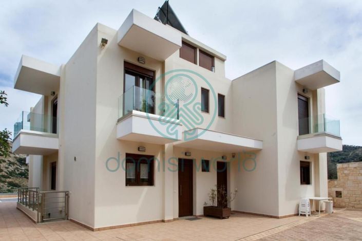 Image No.20-8 Bed Property for sale