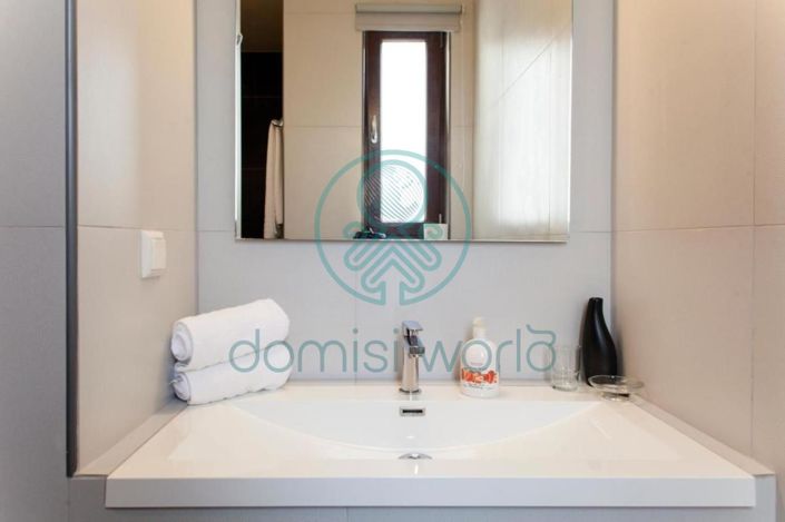 Image No.23-8 Bed Property for sale