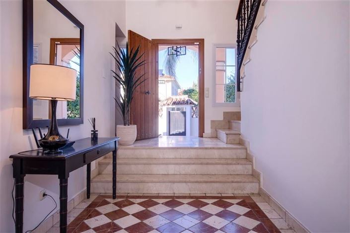 Image No.2-4 Bed Villa for sale