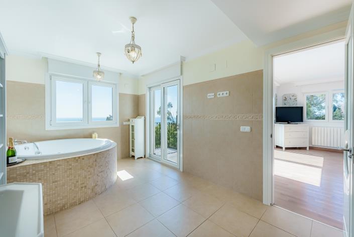 Image No.15-6 Bed Villa for sale