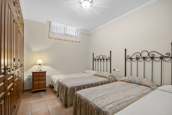 Image No.24-5 Bed House for sale