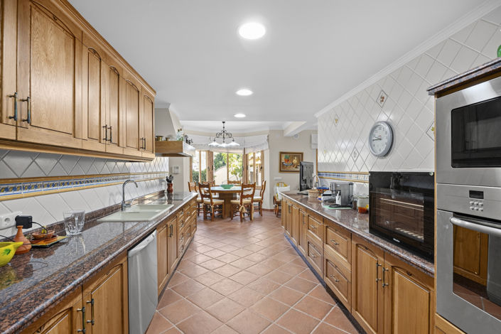 Image No.8-5 Bed House for sale