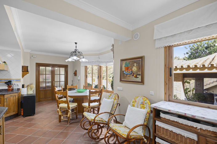 Image No.9-5 Bed House for sale
