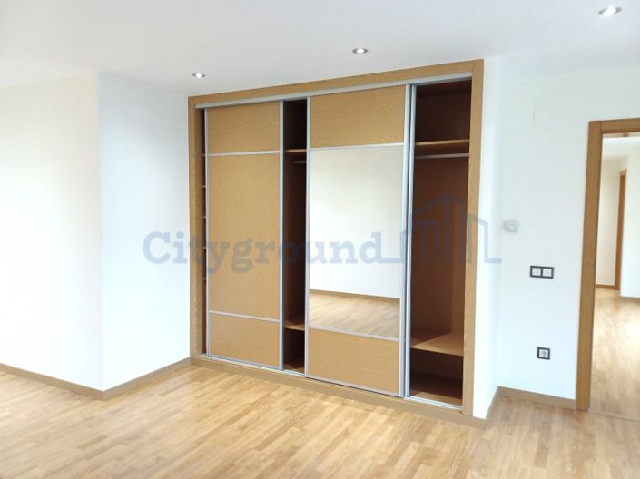 Image No.17-7 Bed House for sale