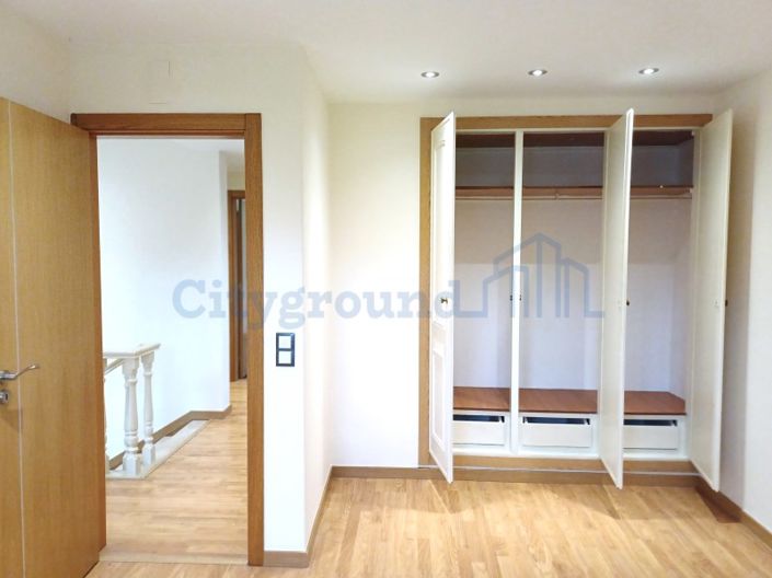 Image No.20-7 Bed House for sale