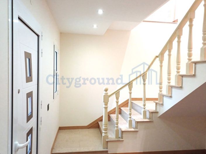 Image No.7-7 Bed House for sale