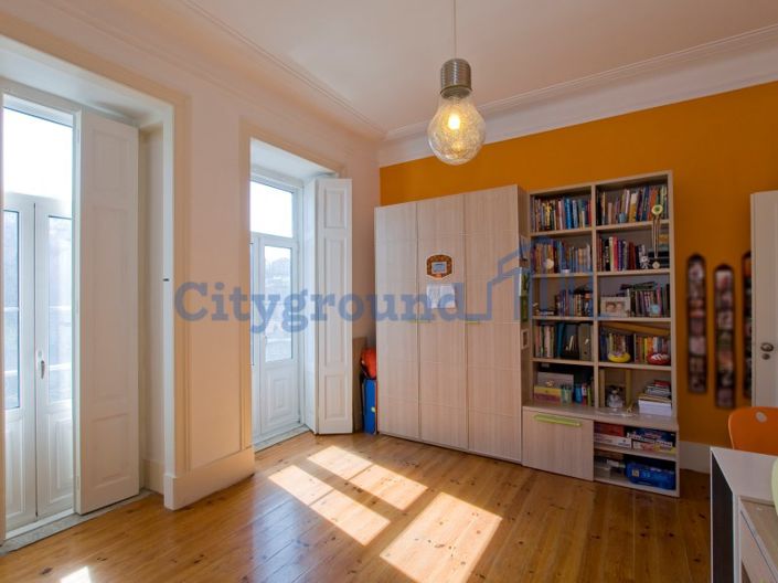 Image No.19-6 Bed Apartment for sale