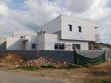 1 - Batalha, Maison