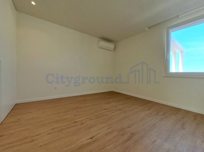 Image No.11-3 Bed House for sale