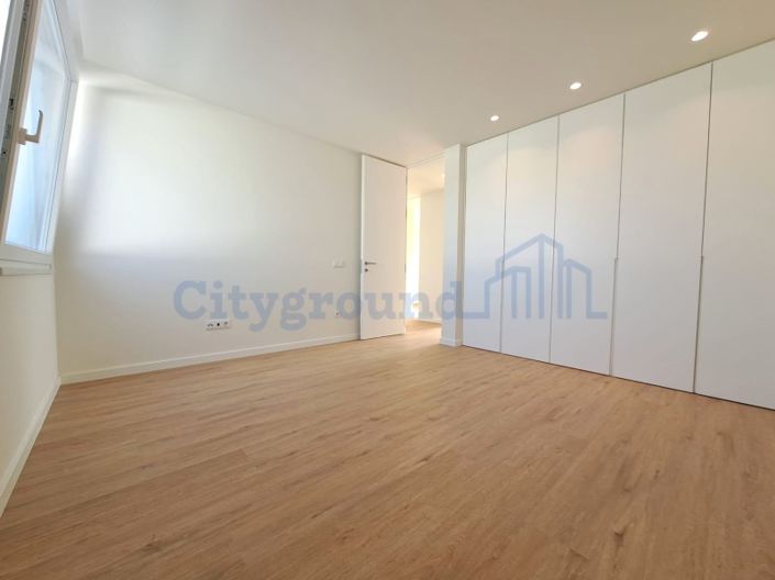 Image No.12-3 Bed House for sale