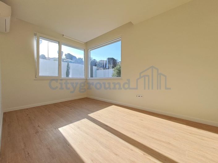 Image No.14-3 Bed House for sale