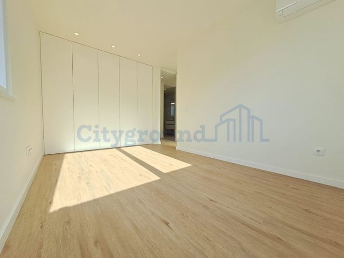 Image No.15-3 Bed House for sale