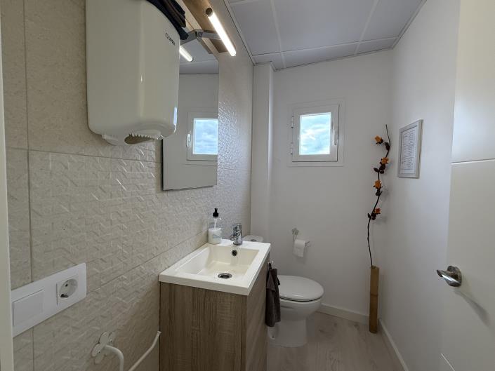 Image No.11-3 Bed Commercial for sale