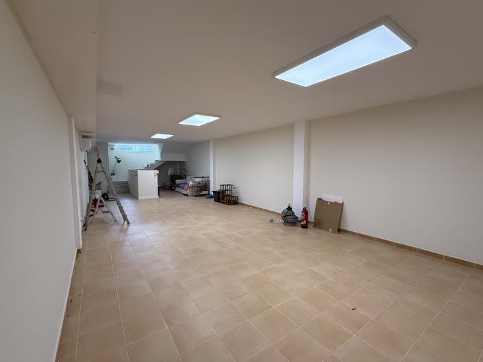 Image No.12-3 Bed Commercial for sale