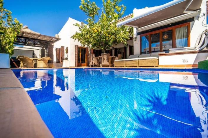 Image No.1-6 Bed Villa / Detached for sale