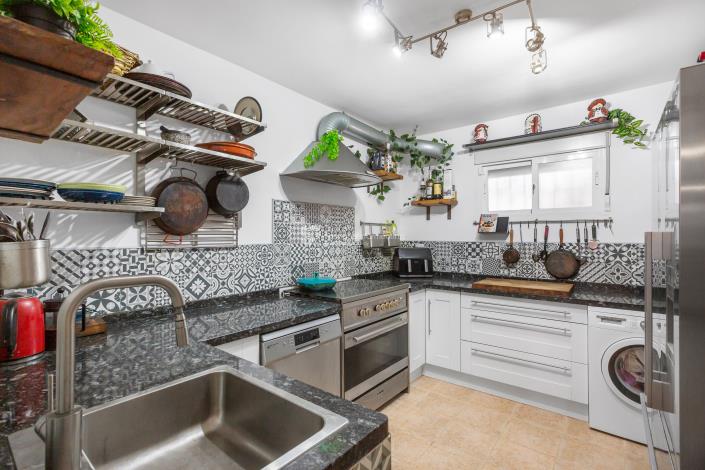 Image No.7-6 Bed House for sale