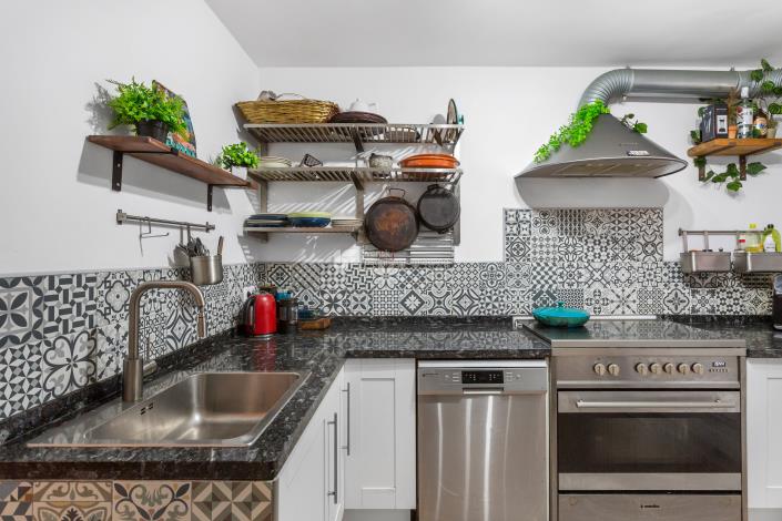 Image No.8-6 Bed House for sale