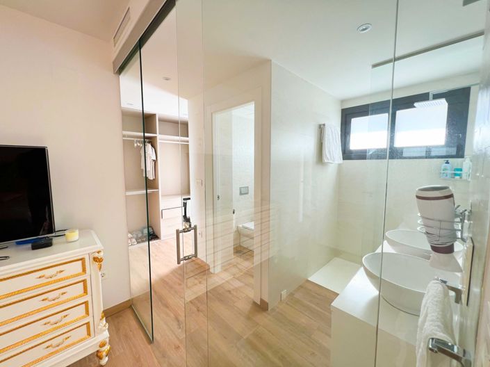 Image No.4-4 Bed Villa for sale