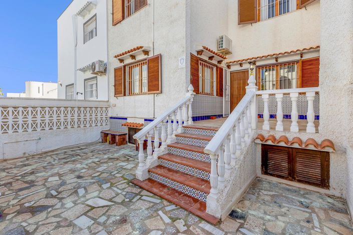 Image No.1-6 Bed Property for sale