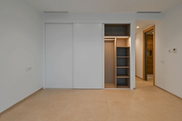 Image No.42-4 Bed Villa for sale