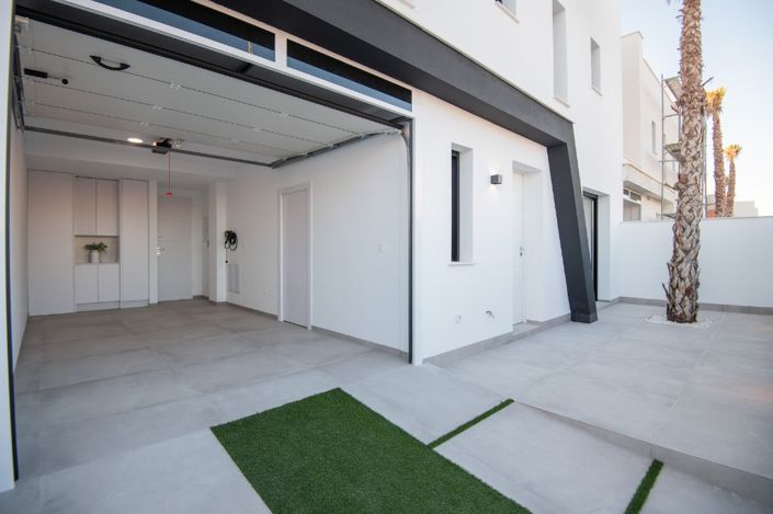 Image No.30-3 Bed Townhouse for sale