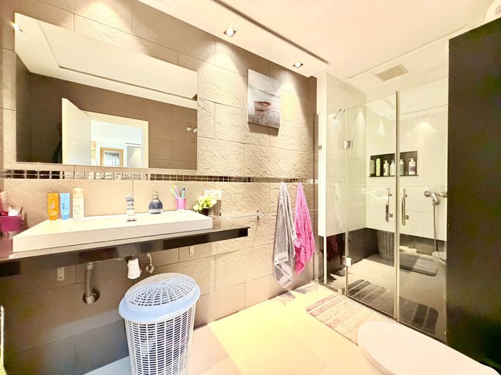 Image No.12-2 Bed Property for sale