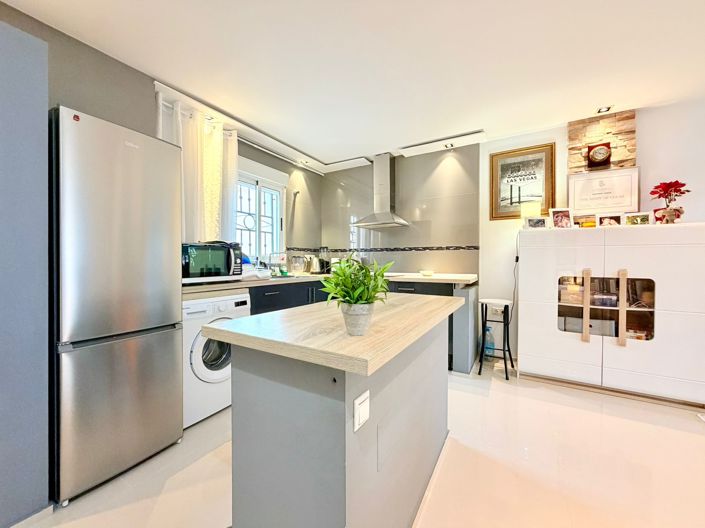 Image No.10-2 Bed Property for sale