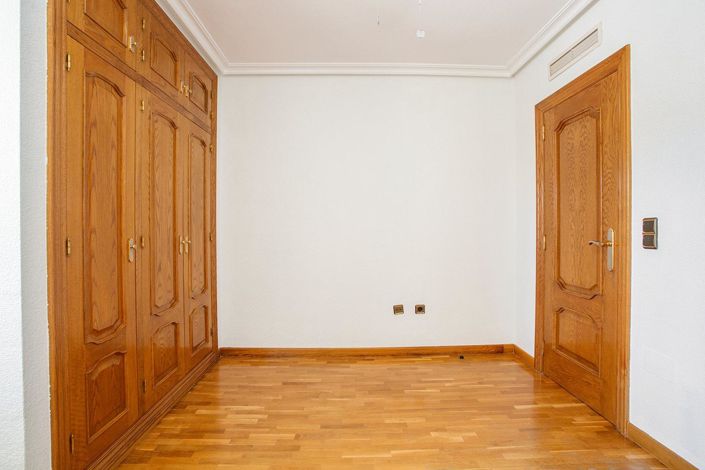 Image No.34-5 Bed Villa for sale