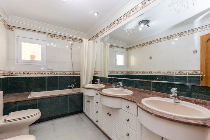Image No.35-5 Bed Villa for sale