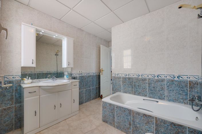 Image No.29-4 Bed Apartment for sale