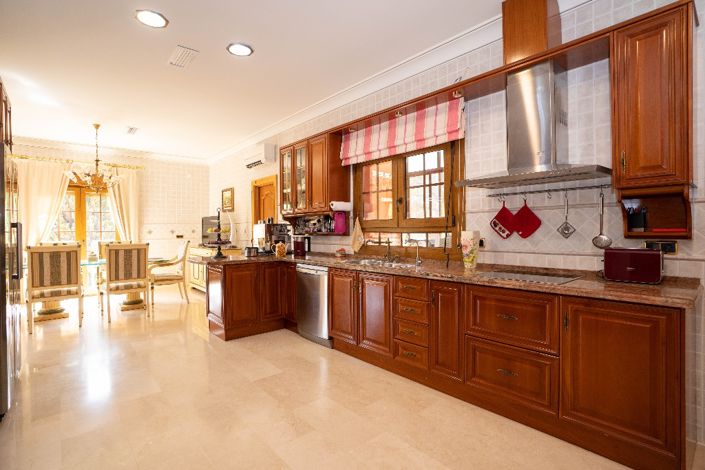 Image No.5-7 Bed Villa for sale