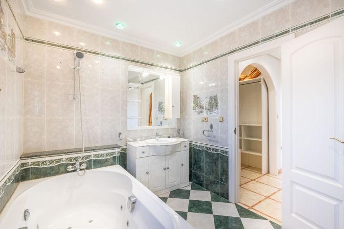 Image No.26-6 Bed Villa for sale