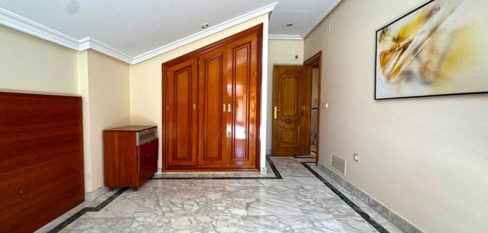 Image No.40-6 Bed Duplex for sale