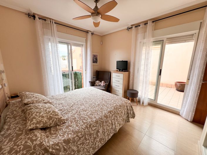Image No.21-3 Bed Townhouse for sale