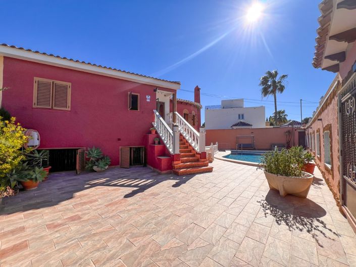 Image No.11-6 Bed Townhouse for sale