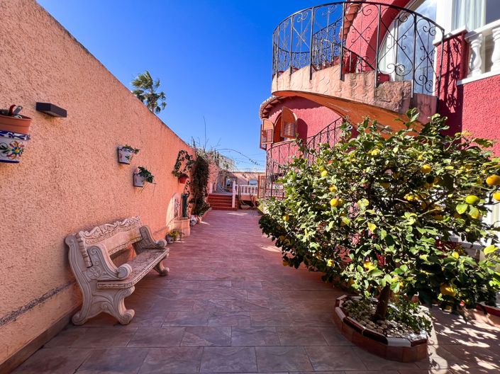 Image No.14-6 Bed Townhouse for sale
