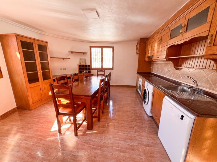 Image No.22-6 Bed Townhouse for sale